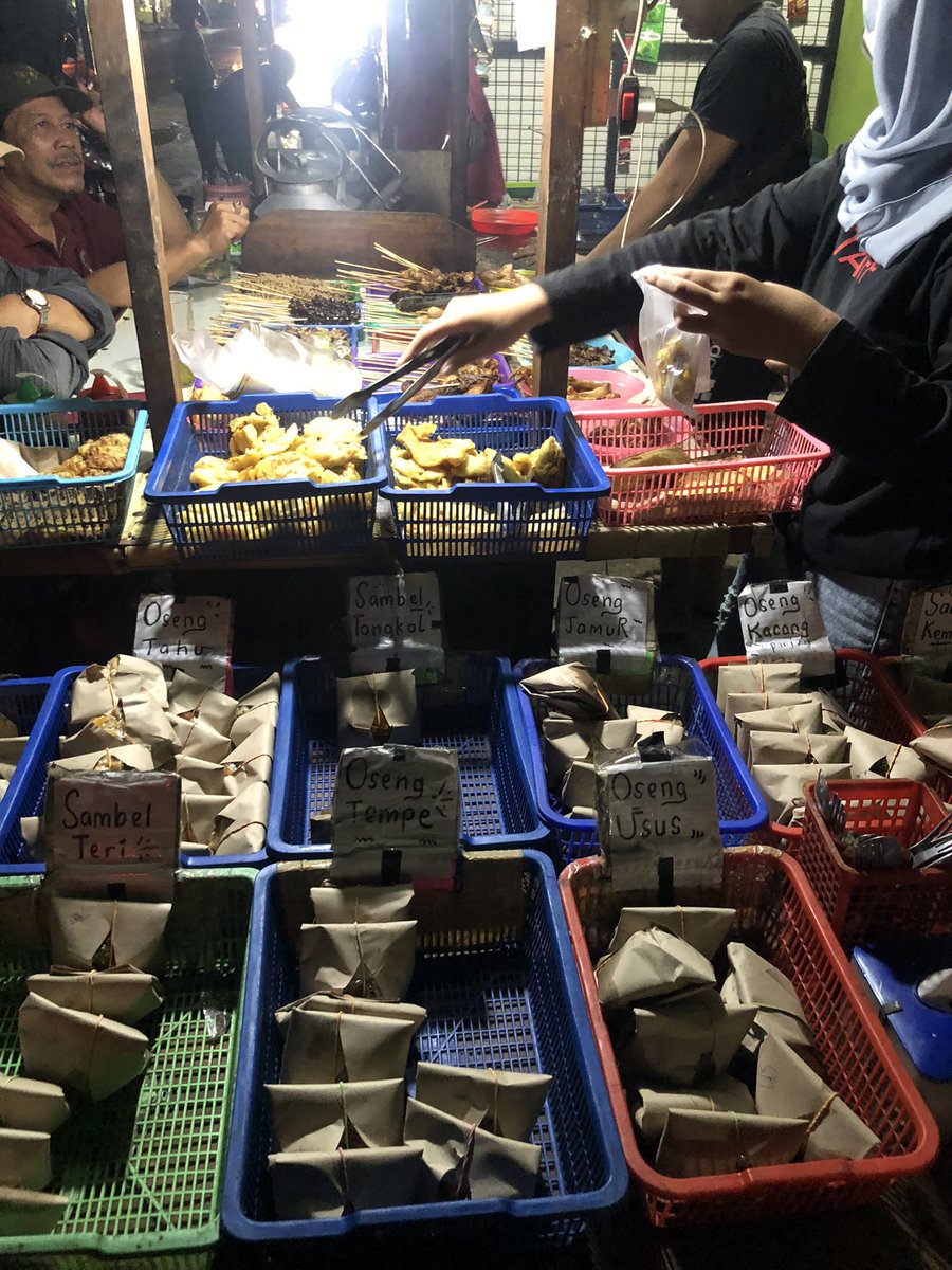 riniast_'s tweet photo. Angkringan paling hype se-kasihan bantul. Pas kesini ada menu baru : sate kronyos.
Enak tetep kerasa “wedhus” e. 
Kalau kesini jam 9 malem sangat oce. Pas bakule habis buka.@infojogja @Jogja24Jam @YogyakartaCity https://t.co/9GVeJM0INI