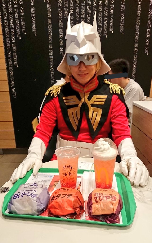 マクドナルドに シャア専用マクドナルド を求めて並ぶシャア 本人 がいた 威厳なくて草 シャア まず並ぶ Togetter