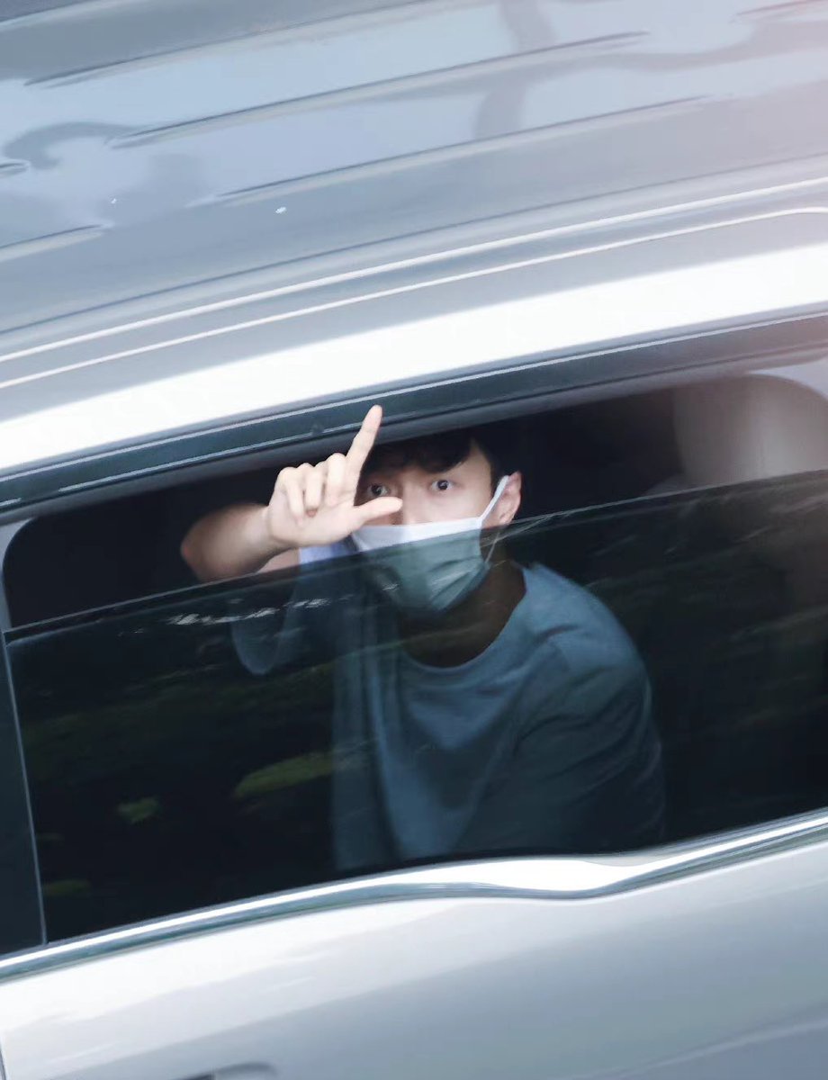 sulaylooks's tweet photo. Yixing did Love Lay sign 😭 https://t.co/OszFkfcges