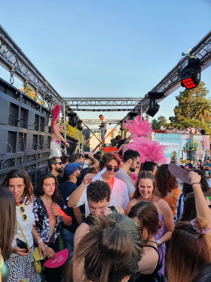 GVAturisme's tweet photo. 🏳️🌈Así se vivió la diversidad en la carroza de la @c_valenciana en el #OrgulloValencia #OrgulloLGTBI #Orgullo2022 https://t.co/dpFp3Y2g3y