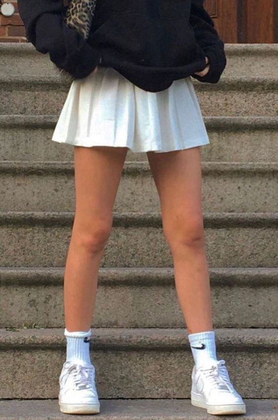 zoefly's tweet photo. 5. They’re really giving white tennis skirts a big fashion moment. https://t.co/MmnWUiJiXC