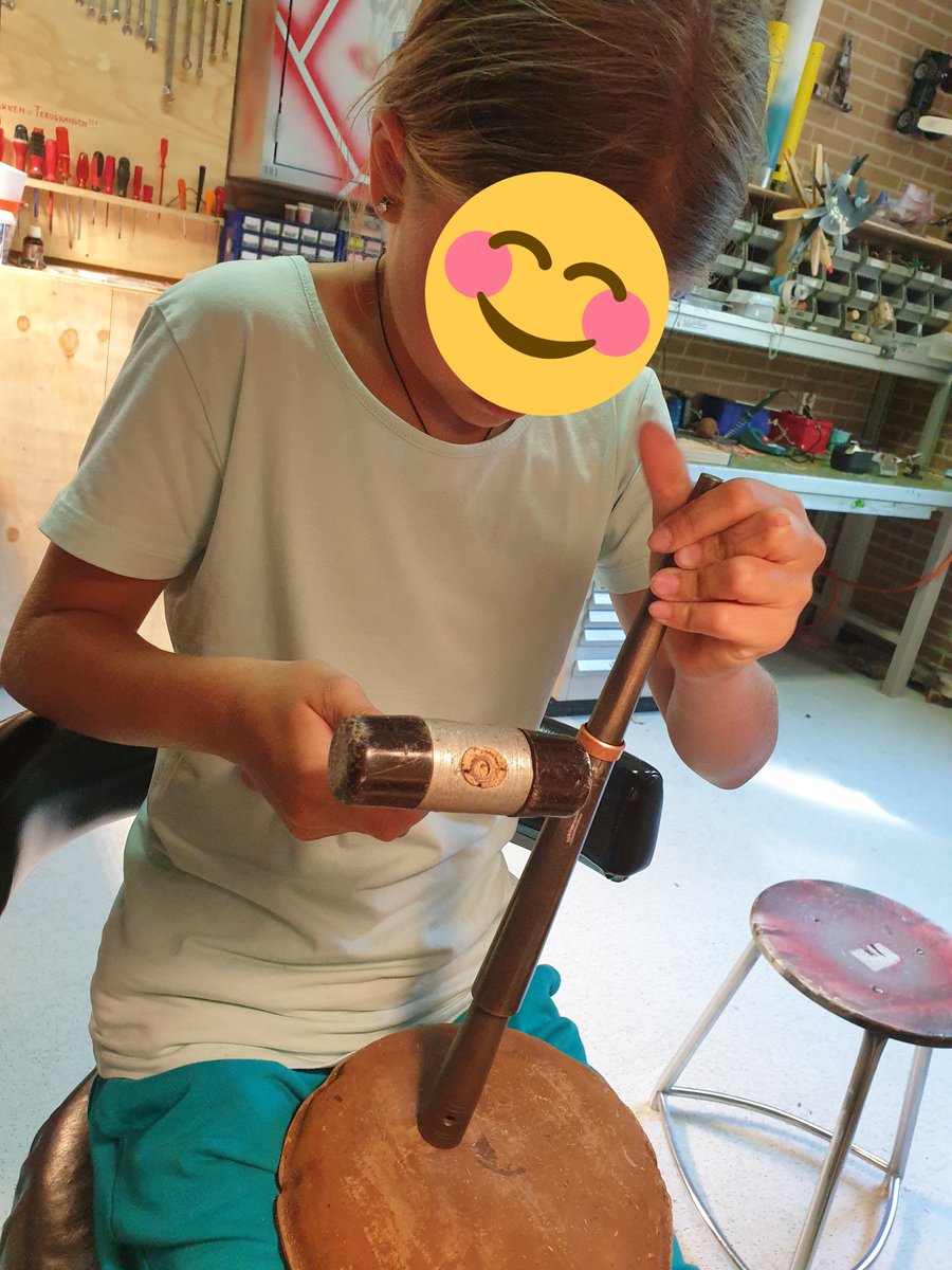 marcomout's tweet photo. Hier geeft #MeesterFadi juwelliersles aan L., 10, in @WALHALLAb_NL.
Fadi vluchtte uit Irak.
L. uit #donbass
Ze communiceren perfect via @Google #Translate. Zij heeft mega talent voor #metaal.
En er wordt ook lol gemaakt. Met lichamen.
#onderwijs.
#directeinstructie! https://t.co/mhGjuianoJ