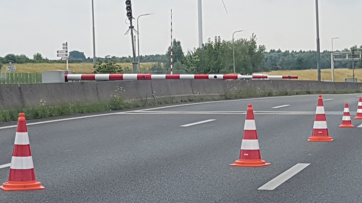 RuudvEck's tweet photo. #Heinenoordtunnel heeft technische problemen. Zou hem er even afsleutelen en dan weer open gooien.🤣🥇 https://t.co/D5uAgQyzcr