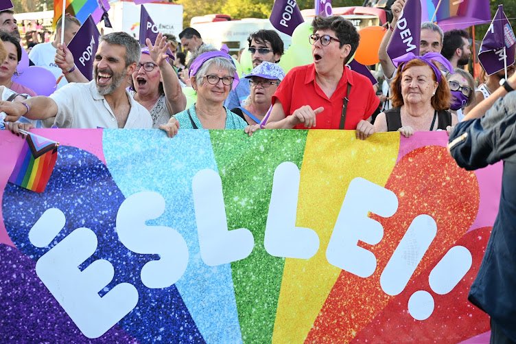 Pauetevilo's tweet photo. Ahir València es va plenar de lluita! 
Lluita pels Drets conquerits que defensarem i lluita pels nous Drets als que no renunciarem! 

#OrgullValencia #OrgullDeDrets #LleiTrans #EsLlei https://t.co/Ut3inFoYVu
