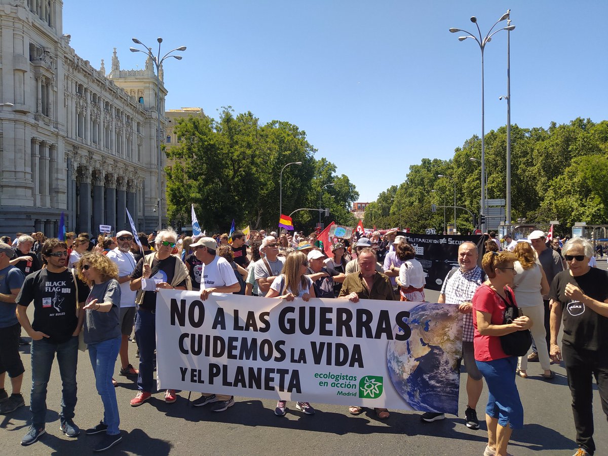 Hoy salimos a la calle por la PAZ. Ni guerras, ni OTAN , ni más muertes en las fronteras. La seguridad no está en las armas ni en las vallas. Está en garantizar los derechos de todas las personas y cubrir sus necesidades básicas.
#OTANno26J
#NoALaGuerra 
#MasacreMelilla