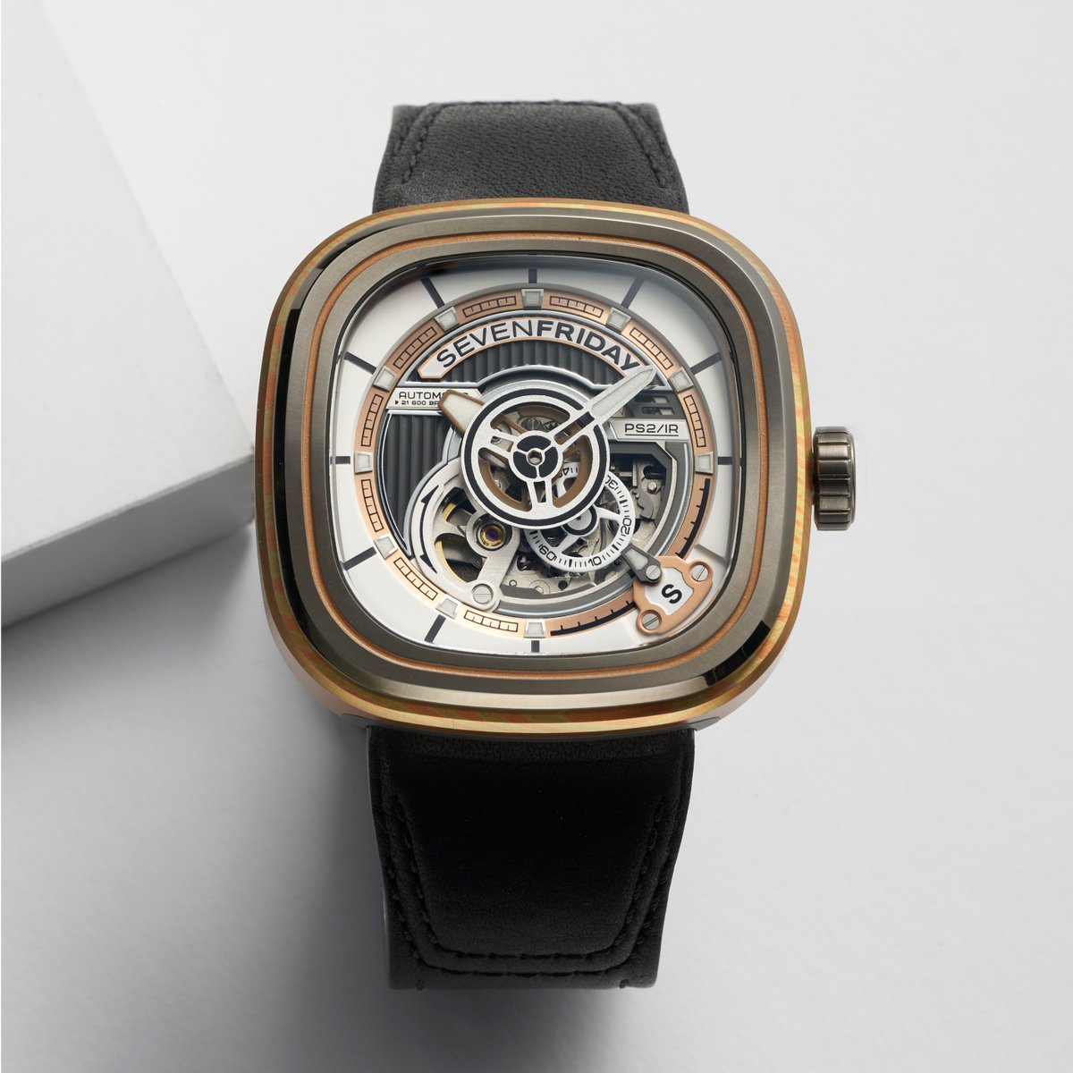 SEVENFRIDAYFFTP's tweet photo. Et voilà! A Tuxedo with Copper trimmings aka The PS2/02. And with a sapphire crystal to be really tough yet elegant!
🔥 -> Animation ring in Copper and Brass Damascus effect
.
.
.
#sevenfriday #watchadd #watchfam #cuxedo #Copper #metal #product #design #livesevenfriday https://t.co/EPmn3HCg9U