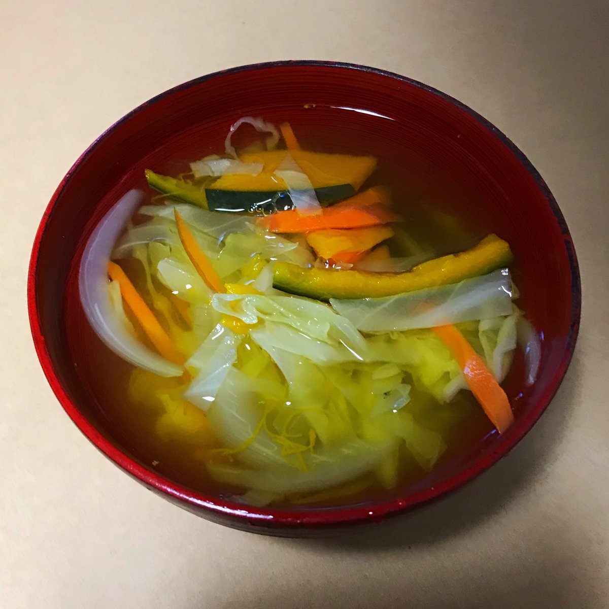 今日のスープは野菜スープ。今日は作り立てをおいしく頂きました。#今日のスープ　#野菜スープ　#ケの食事　#にんじん　#玉ねぎ　#キャベツ　#かぼちゃ　#today’s soup   #vegetable soup  stand.fm/episodes/62686…