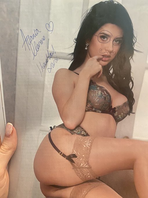 Signing magazines for the fans ?? https://t.co/79uNciaPhe