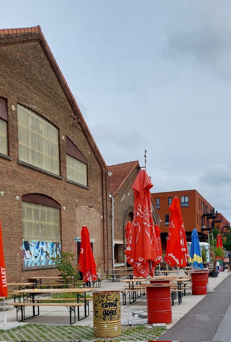 davey_kevin's tweet photo. If you want a cool place to hangout in Leuven away from the touristy areas, go to HAL5. Hip selection of food & drink. #Leuven #Belgium #HAL5 https://t.co/t37wblilC0