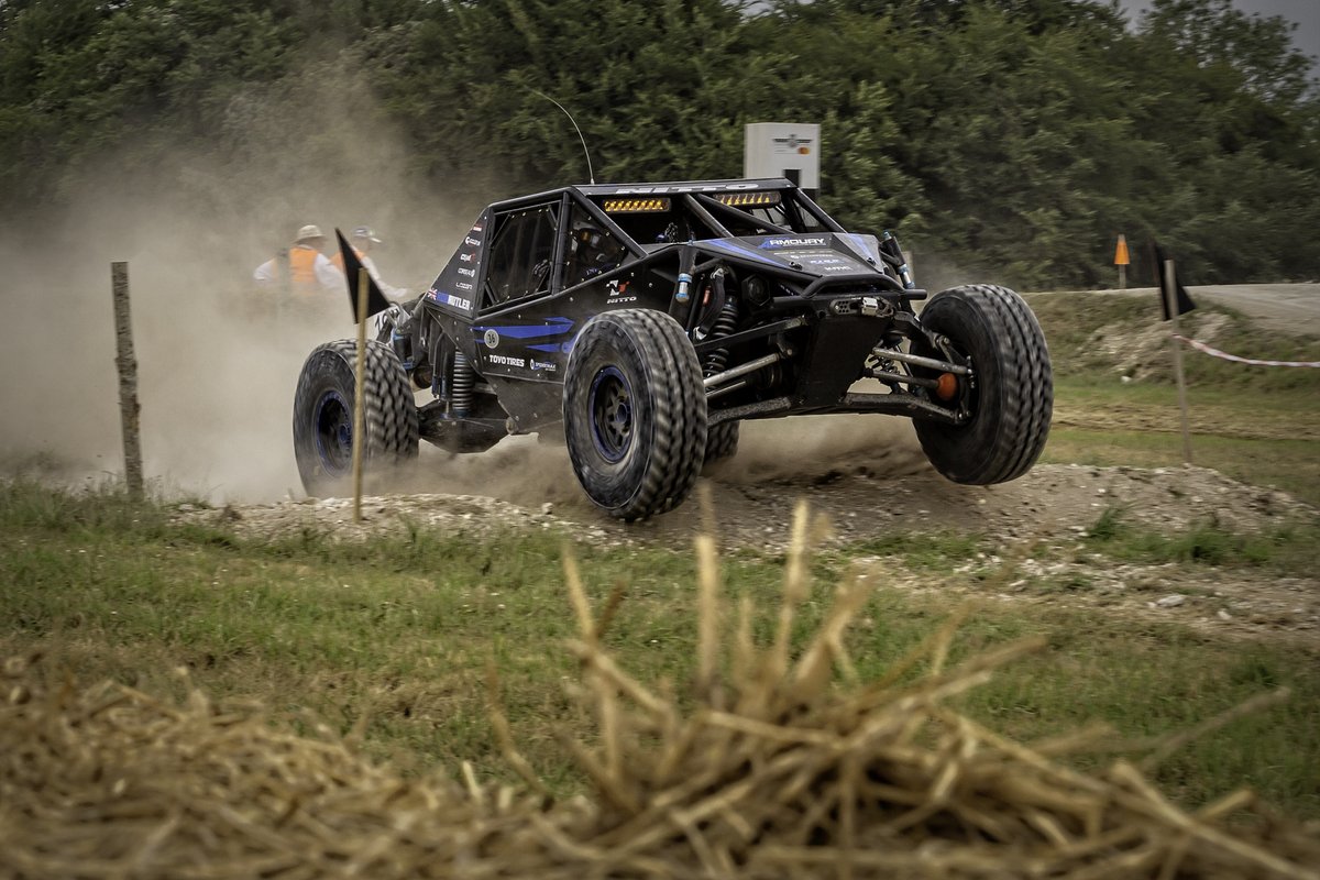 gunhillstudios1's tweet photo. Rob Butler and his marvellous machine in the off road territory near the top of the hill #fos #fos2022 #offroadarmoury #robbutler #dusty #goodwood #festival of speed https://t.co/VatGA5PuGO