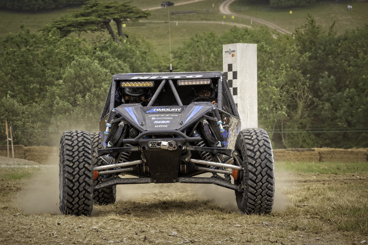 gunhillstudios1's tweet photo. Rob Butler and his marvellous machine in the off road territory near the top of the hill #fos #fos2022 #offroadarmoury #robbutler #dusty #goodwood #festival of speed https://t.co/VatGA5PuGO