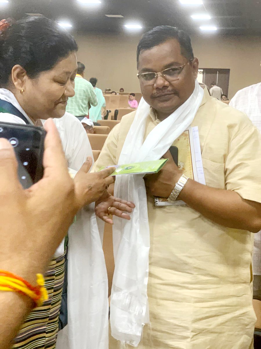 singhpadamrss's tweet photo. भारत तिब्बत समन्वय संघ के अखिल भारतीय चिंतन वर्ग वृन्दावन में मेरे द्वारा विषय प्रस्तुति के बाद एक तिब्बती बहन भावुक होकर आत्मीयता प्रकट करने हुए.... धन्यवाद बहन p https://t.co/eXwtdlShyu