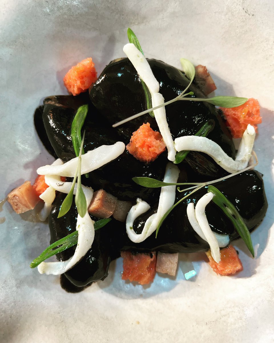 Hoy rescatamos con txipiron  fresco un guiso muy del norte con una salsa muy sedosa!!! En tinta de calamar  con vermouth blanco!!! Y torrijas cítricas como “unte” , tallarines del propio txipiron, buen Domingo disfrutones !!!