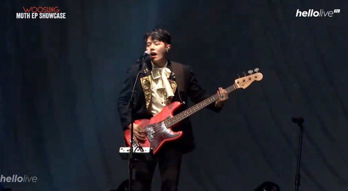 PamLoBar's tweet photo. I don't know you... Os 4 no palquinho cantando... Cês tem noção de como isso é precioso???
#TheRose #더로즈
#MothEPShowCase
#Woosung #WOOSUNGMOTH #WOOSUNGinSeoul https://t.co/1AGljXNix1