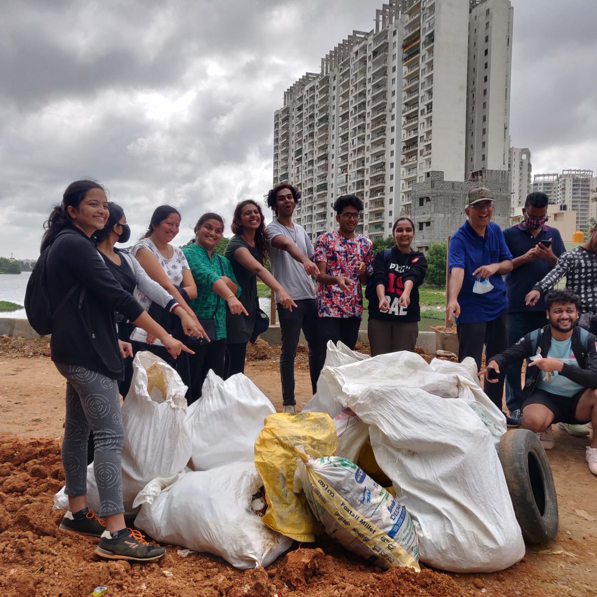 IndianPlogman's tweet photo. Before the building let's build a team of eco warriors ! Today's #inclusive plog at Sarakki lake along with @IndianPloggers @Jhatkaadotorg #SLAIT @BBMPSWMSplComm #bbmpMarshals !
As always emphasized on #WasteSegregation https://t.co/UlcirtYzaJ