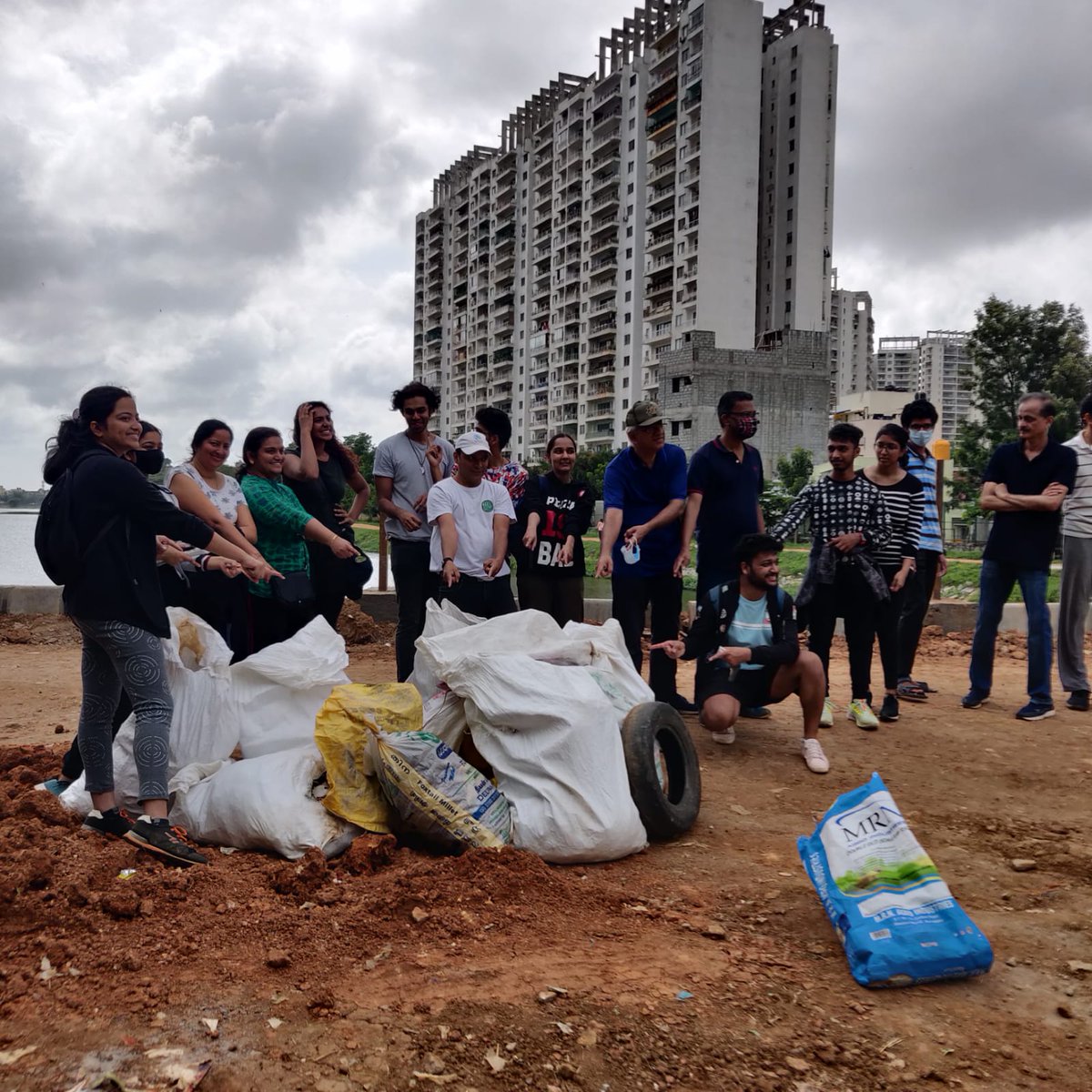 IndianPlogman's tweet photo. Before the building let's build a team of eco warriors ! Today's #inclusive plog at Sarakki lake along with @IndianPloggers @Jhatkaadotorg #SLAIT @BBMPSWMSplComm #bbmpMarshals !
As always emphasized on #WasteSegregation https://t.co/UlcirtYzaJ