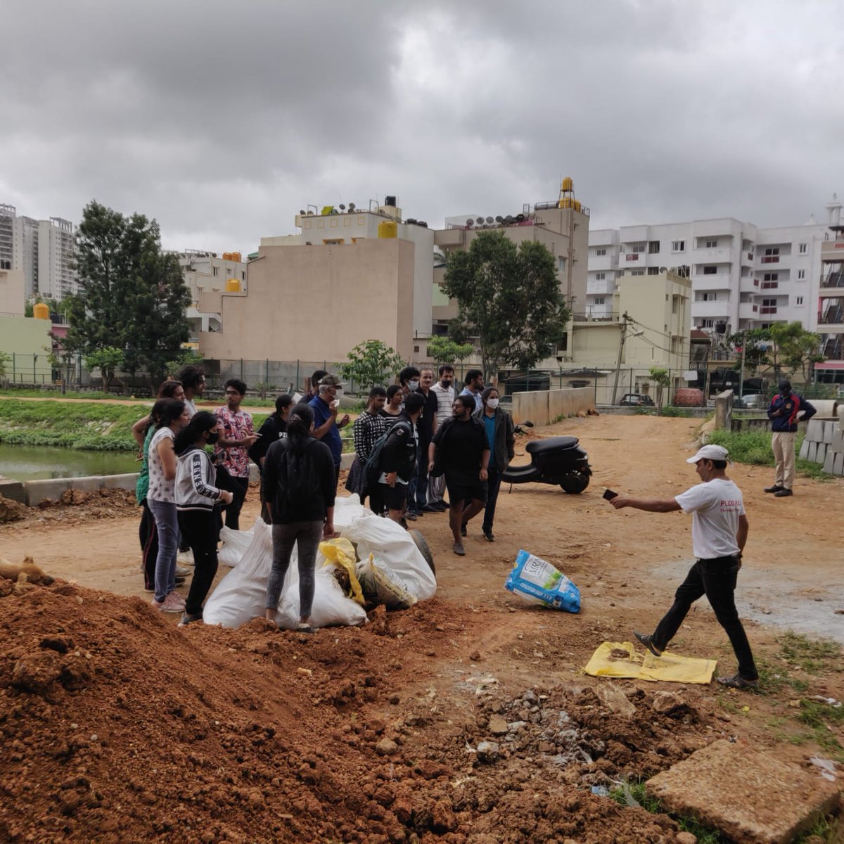 IndianPlogman's tweet photo. Before the building let's build a team of eco warriors ! Today's #inclusive plog at Sarakki lake along with @IndianPloggers @Jhatkaadotorg #SLAIT @BBMPSWMSplComm #bbmpMarshals !
As always emphasized on #WasteSegregation https://t.co/UlcirtYzaJ