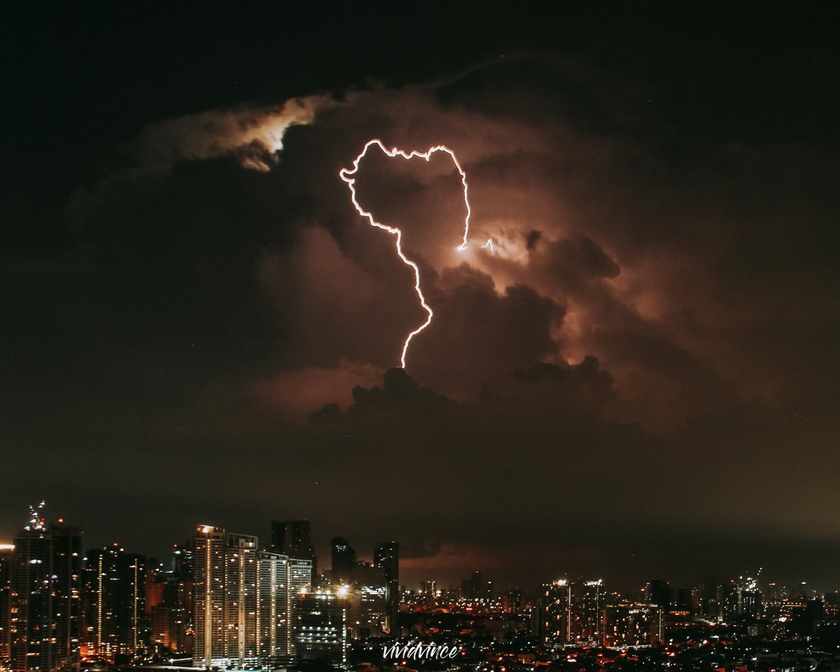 earthshakerph's tweet photo. #MeteoShaker ⛈️| Anong shape ang nakikita mo rito?
Ang thunderstorm na ito ay naganap sa Bataan area noong June 12, 2022 bandang 1:20 AM. Samantala, tinatakpan naman nito ang maliwanag na Buwan (Waxing gibbous). Kuha ni Vincent De Los Santos mula sa isang gusali sa Mandaluyong. https://t.co/ys3MNKja6R