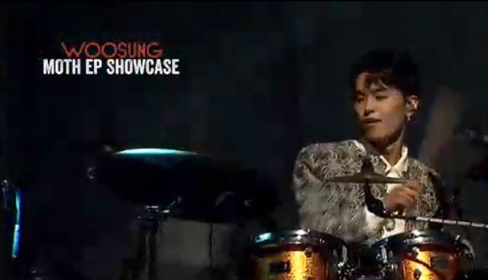 PamLoBar's tweet photo. I don't know you... Os 4 no palquinho cantando... Cês tem noção de como isso é precioso???
#TheRose #더로즈
#MothEPShowCase
#Woosung #WOOSUNGMOTH #WOOSUNGinSeoul https://t.co/1AGljXNix1
