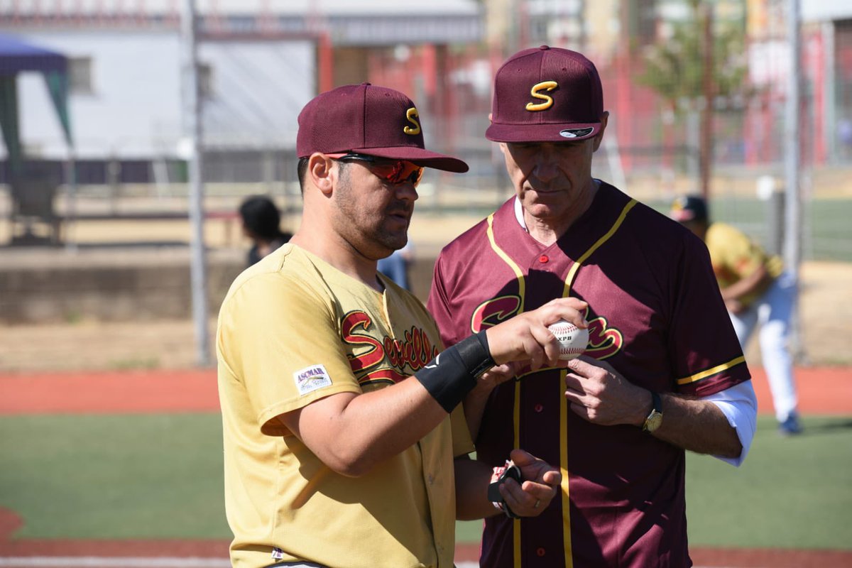 Compartiendo la afición al béisbol en el centro deportivo Amate en el partido entre los Red Sox y Los Piloneros.

Sevilla es una ciudad del deporte y en nuestros barrios hay cabida para todas las disciplinas deportivas. 

#SevillaesDeporte