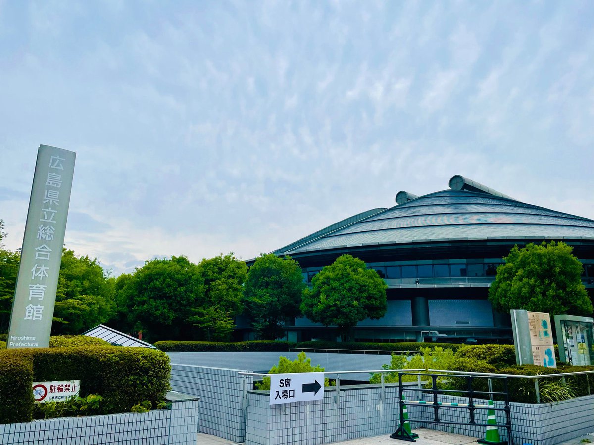 0929Msy's tweet photo. 17時開演のB'zのライブ

チケット外れに外れて当日販売を狙うも、5時間以上ずっと繋がらず、

諦めそうになった開演5分前、

奇跡的にチケット取れて、最寄のセブンからダッシュして1曲目のイントロに滑り込みました https://t.co/AiQ1VctB4f