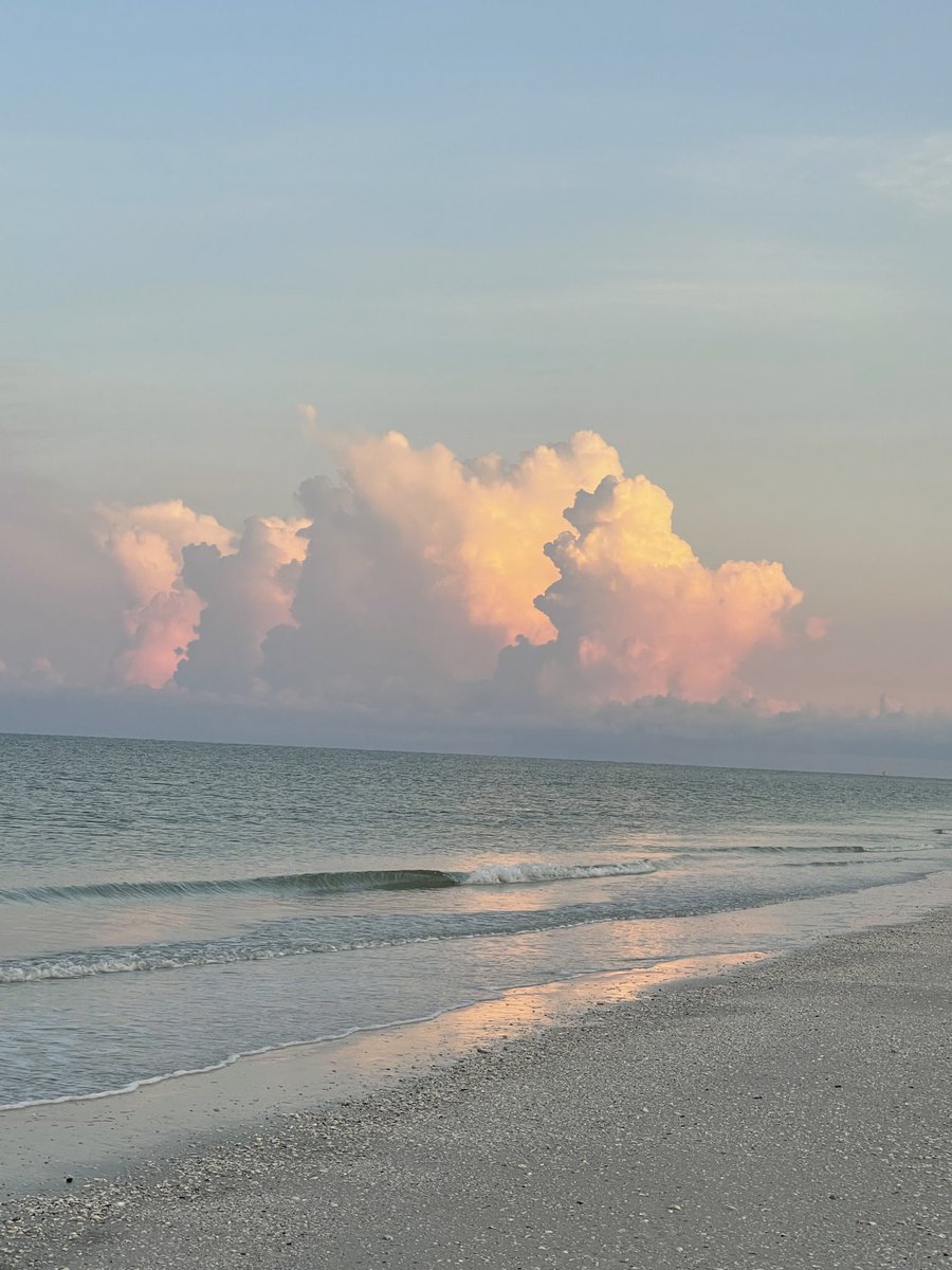 MJCollinsMD's tweet photo. Looking west at sunrise. Sometimes beauty can be found where are you least expect it.
#WritingCommunity
#AllBleedingStops
#medtwitter
#orthotwitter https://t.co/dmreYHfuys