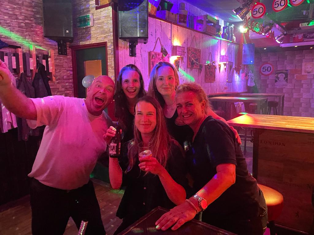 CafeMerwe's tweet photo. En na het harde werken nog even afteren in de Peijp, werken in de horeca is de tijd van je leven. https://t.co/Im9DiPTtLK