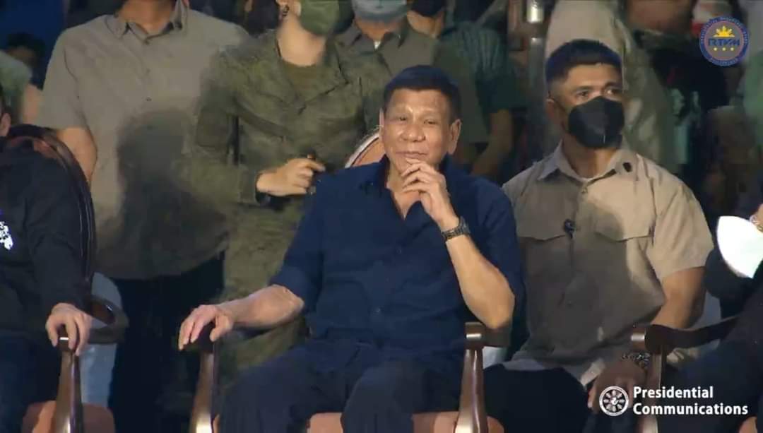 AlfredoGenom's tweet photo. PRRD's smile tells that he appreciates the thanksgiving gesture. 
#SalamatPRRD 🇵🇭👊🏼 https://t.co/uzepVDrMcK