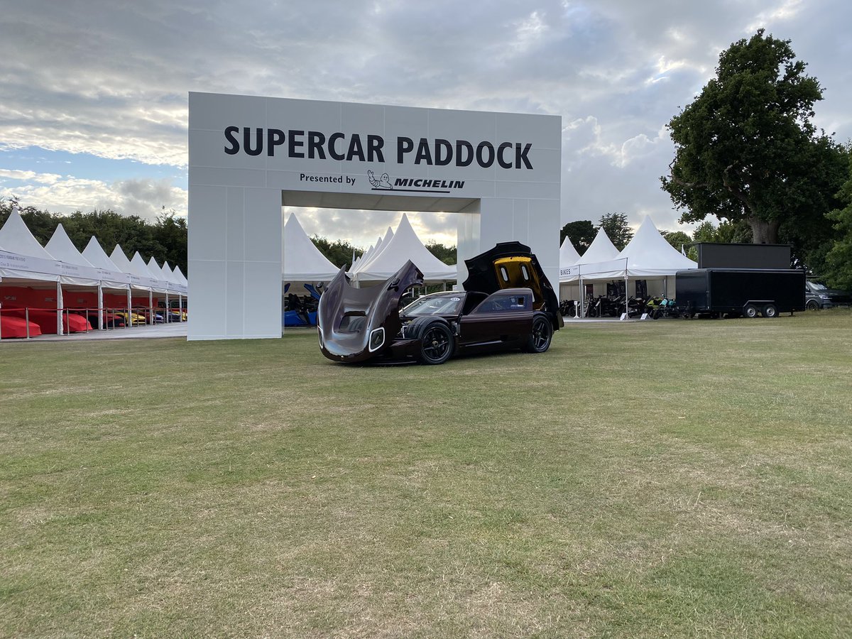 robplumski's tweet photo. Yesterday afternoon I spent the afternoon with the team at @Radfordmotors with @classiccarguru1 the car was the best looking thing in at @fosgoodwood and so happy I could help out! @AntAnstead #cars #goodwood #festivalofspeed #beautifulengineering https://t.co/INARHhiLeh