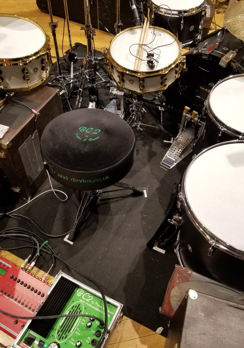 Yutaka_w_drum's tweet photo. 今日ははじめましての現場リハ初日でした!
楽しい、でも頭こんがりまくり😅
新しい現場でこれ何ですか?っていつも聞かれるこのイス↓
バスドラ踏むと振動する��わゆるボディーソニック!
下に見える緑のがアンプです。Porter&Davies
#SONOR #LERNI #FITEAR #aspr #ddrumtrigger https://t.co/MdQaVFHoQ1