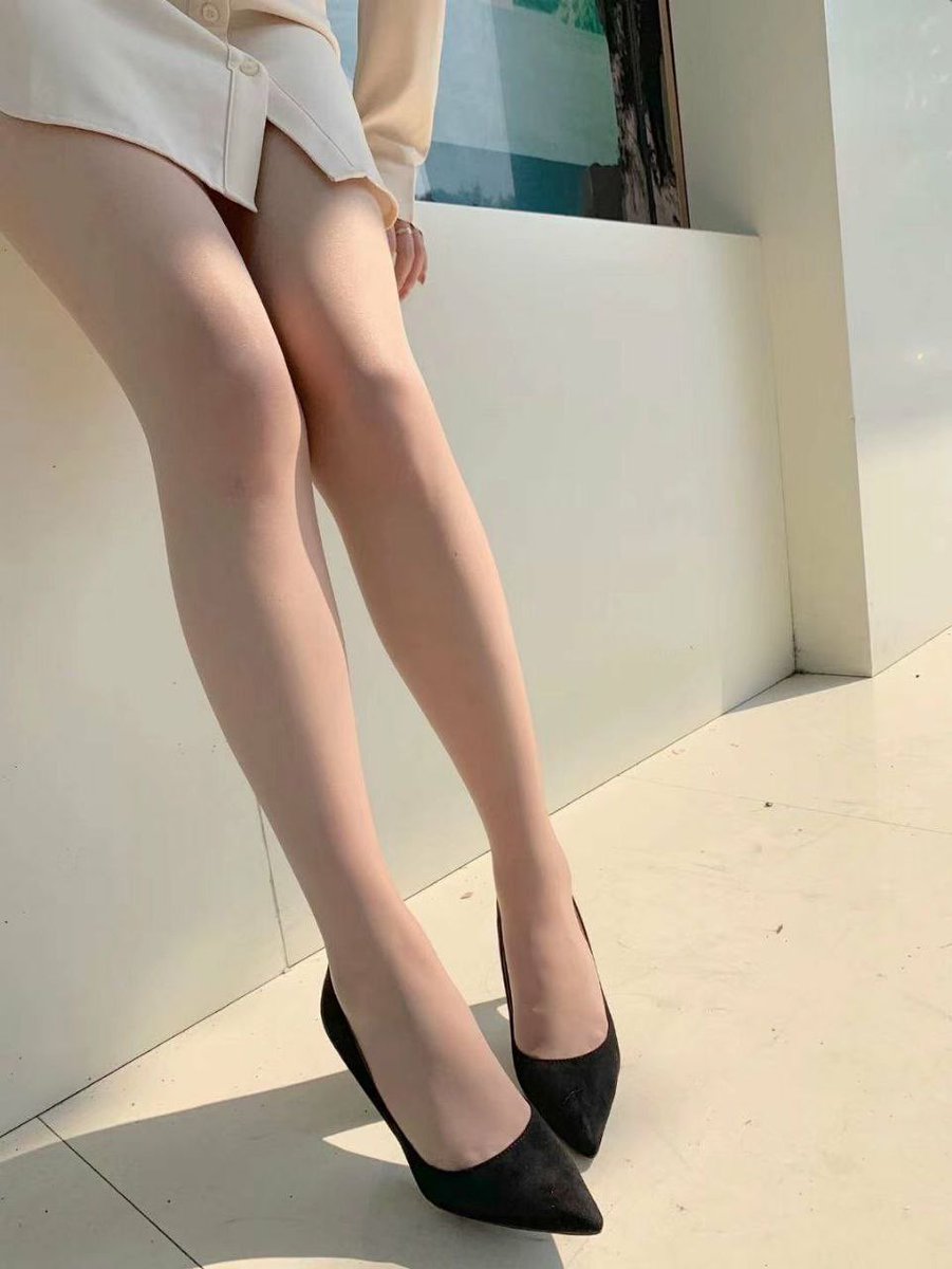 gghhhhhhhhhbhh2's tweet photo. 匆匆忙忙的差点把小脚丫给扭伤啦☹️
#广东 #深圳 #反差婊的日常 #丝袜美腿 https://t.co/txwTlP4swE
