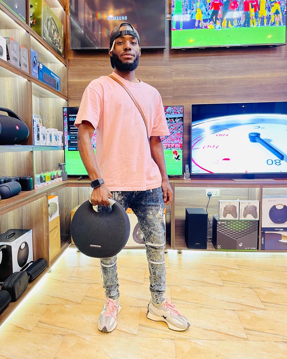 RobinCustoms's tweet image. Just passed by legends accessories to get ma self a harman speaker