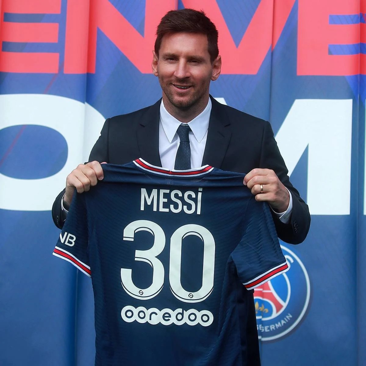 PronosticsJB's tweet image. 💥Messi bat le record de CR7 pour le plus grand nombre de maillots vendus !😳

💰La première saison de Lionel Messi au PSG aide le club à générer des revenus records de 700 millions d'euros !😎

#Messi #PSG