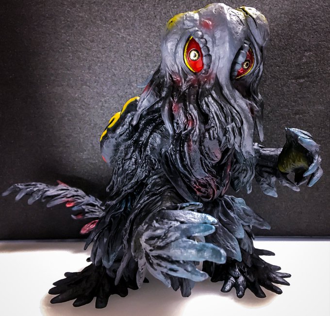 monsterartsのヘドラ、目が暗いのは気になっていたんで、裏から目の土台パーツを剥がして、そこから赤いクリアパーツも剥がし、その裏からホロシールを曲面に貼って、光を反射するようにしてみた。
1枚目は照明なし、2、3枚目は同じ照明で貼る前との比較、4枚目は剥がした土台パーツと顔。(h 