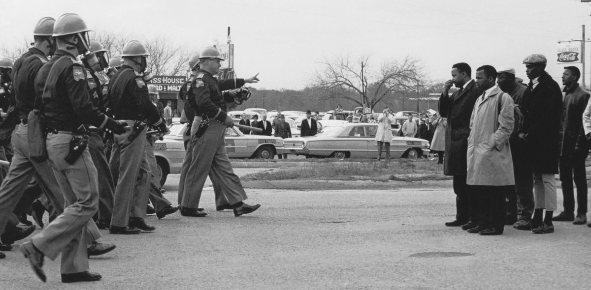 Shine_McShine's tweet photo. Un grupo de policías trata de impedir el paso de activistas negros que organizaban una marcha pacífica por su derecho al voto. Minutos después los agentes cargarían contra los manifestantes, hiriendo a decenas de ellos.

Selma, Alabama, 7 de marzo de 1965 | 📸 Spider Martin https://t.co/YF1MCiklU6