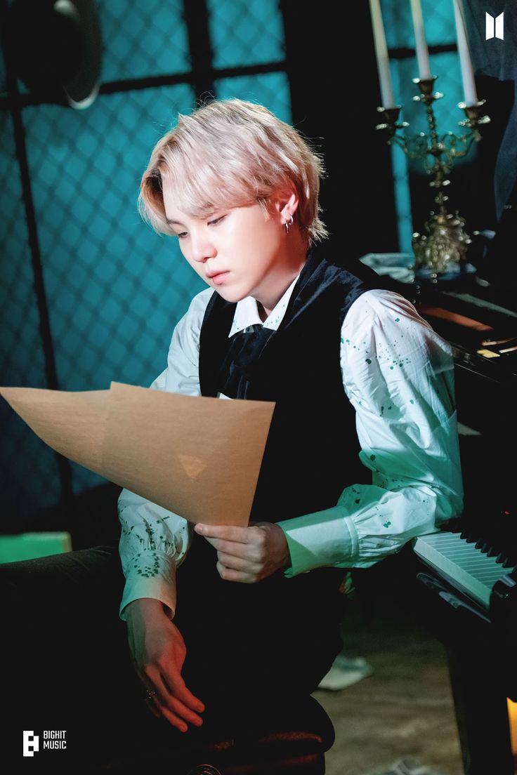 ryrubymin's tweet photo. Park JM, seorang vokalis grup band Rock yang menyukai seorang Pianis —anggota musik klasik kampus, Min YG.

Lalu bagaimana usahanya dalam melawan masa lalu yang belum selesai dari si Pianis yang disukainya itu?

•yoonmin au college• https://t.co/SZOiLfd0pR