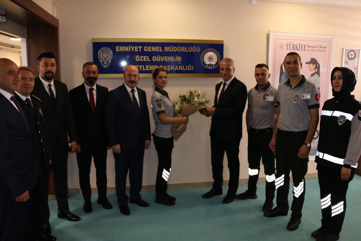 omercagirici's tweet photo. Özel Güvenlik Denetleme Başkanımız 1.Sınıf Emniyet Müdürü Sayın Suat ÇELİK’i Sendikamız Yönetim Kurulu ve meslektaşlarımız özel güvenlik görevlileri ile 26 Haziran Özel Güvenlik Günü ve Haftası kapsamında ziyaret ettik.
@TC_icisleri
@suleymansoylu 
@EGMozelguvenlik 
@Guvenlik_is https://t.co/mvQhV5eAek