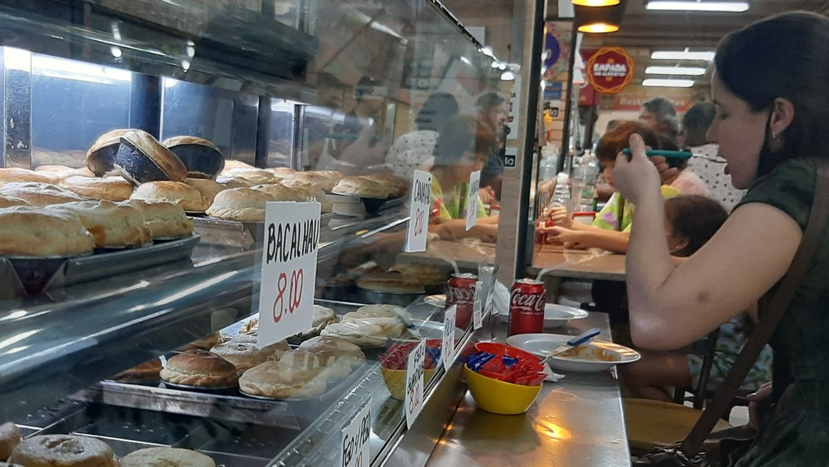 PauloJose1000's tweet photo. As manhãs de sábado e domingo se transformaram num verdadeiro festival de #empadas, no Mercado Central da Rua 3, em #Goiânia. Foi o Seu Alberto - que morreu recentemente - e sua famosa empada que fundou esse legado "empadístico", uma nova tradição. #patrimônioimaterial #Goias https://t.co/KavQqjmv0a