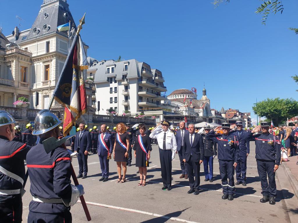 Prefet74's tweet photo. Cérémonie d'hommage aux pompiers lors de la #JNSP2022 #JournéeNationaleDesSapeursPompiers et prise de commandement du Col Nicolas Marillet #DDSIS chef de corps, hier à @evian_ville sous la présidence d'Alain Espinasse, @prefet74 et en présence d'élus du département. https://t.co/S62UK50s1y