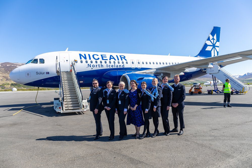 NivelDVuelo's tweet photo. NICEAIR, DE TENERIFE A ISLANDIA
▫️El servicio “interislas” más curioso lo sirve la islandesa #Niceair 🏝🗻
▫️La aerolínea fue creada en Febrero y arrenda la operativa de un A319 de @hifly_airline para cubrir la ruta Tenerife Sur 🇪🇸 - Akureyri 🇮🇸, entre otras https://t.co/Bj73LaqafV