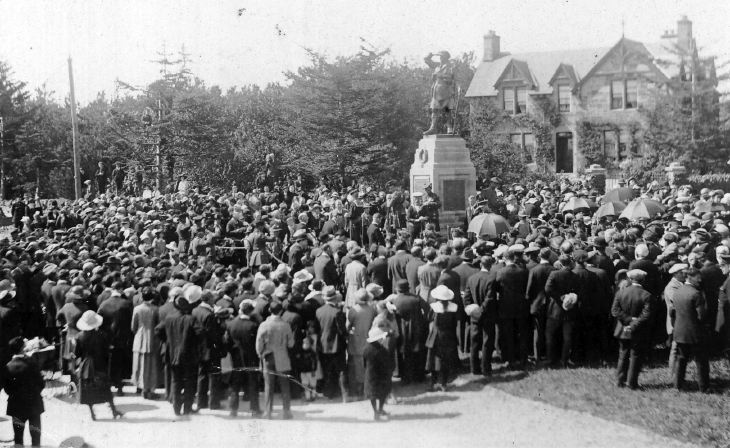 HistorylinksC's tweet photo. On Friday 24th June our Young Curators took part in the service, led by Rev James Currall, to commemorate the 100 year anniversary of Dornoch War Memorial. The children read the history of the memorial and did a fantastic job! #youngcurators #warmemorial #WWI #WW2 #dornoch https://t.co/aeVMe3SKeE