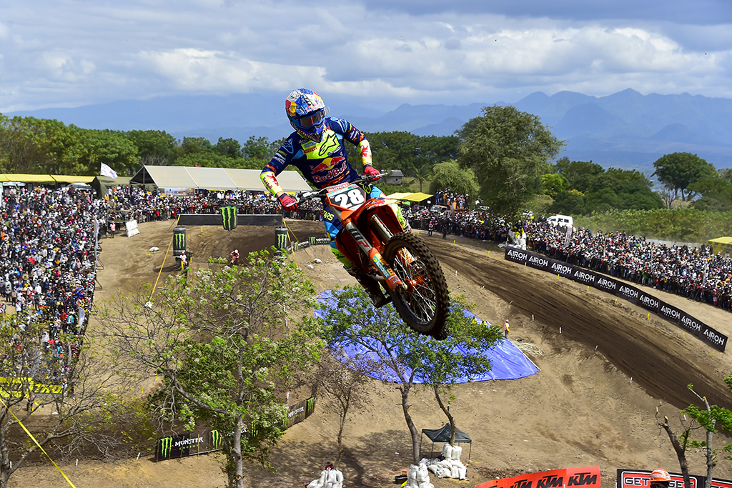 mxgp's tweet photo. Perfect Scores for Gajser and Vialle at the MXGP of Indonesia 🇮🇩🏆

Read the race report HERE➡️ https://t.co/uZ46pLVAbk  

#MXGPIndonesia #MXGP #Motocross https://t.co/gcpRMLqTnG
