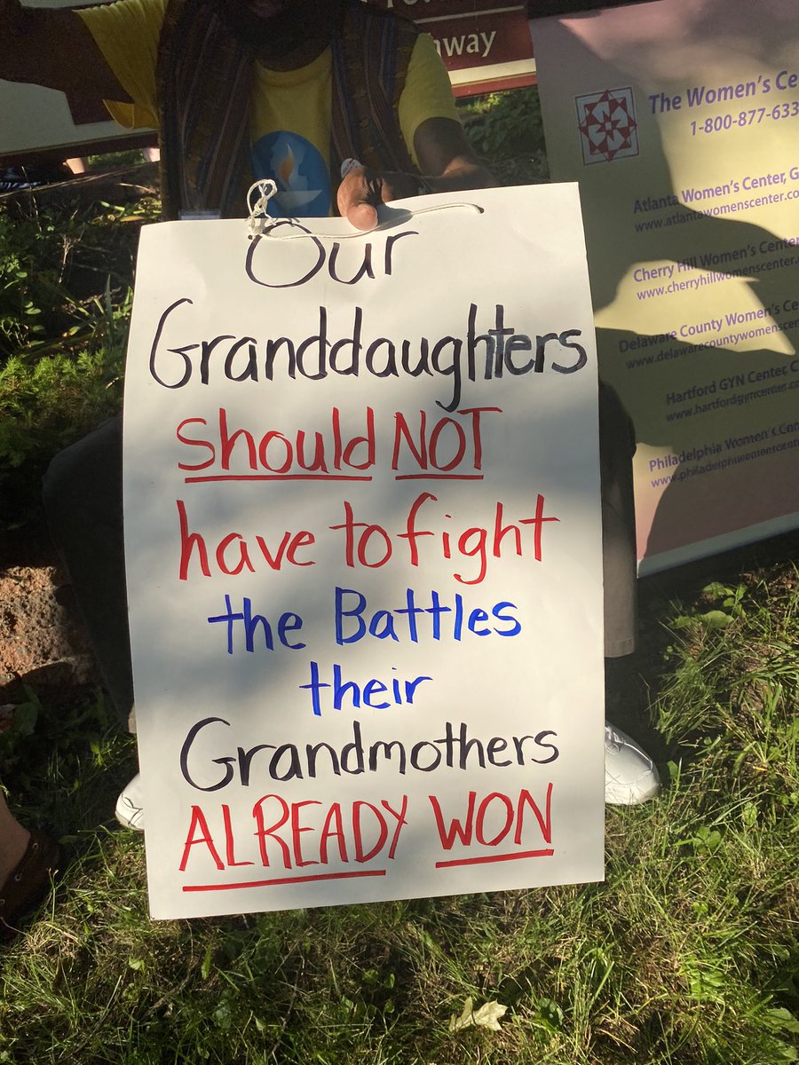 SandraEOlsson's tweet photo. I'm not American but this is something that you just can't be quiet about. It's crazy how the world suddenly goes backwards in time. What's wrong with people that they think this is okay? #WomensRights #nouterusnoopinion #AbortionRightsAreHumanRights https://t.co/HuWUpLw8y9