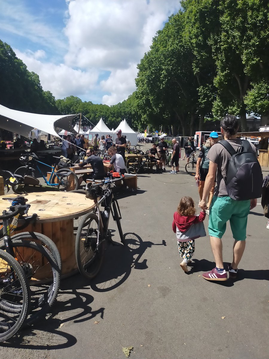 Plein de chouettes stands dont - les entreprises à vélo @BAV_Angers avec @rpieyre , - sensibilisation au compostage @Cocycler - plein de beaux vélos - @Weelez nous fera sûrement un récap 😘 dont @S1neoCycles qui est installée à Beaucouzé (@courrierouest / @FRACLA49