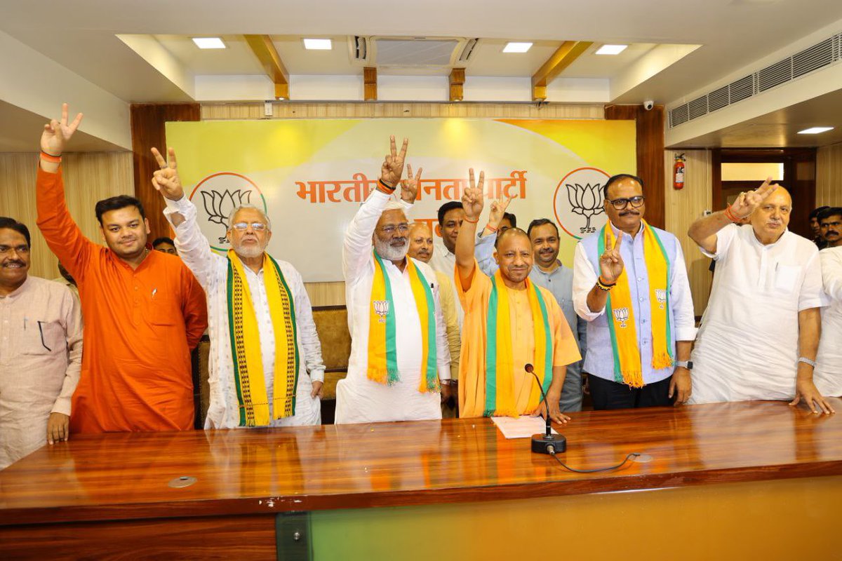 thisissanjubjp's tweet photo. आज भारतीय जनता पार्टी प्रदेश कार्यालय लखनऊ, में आजमगढ़ व रामपुर लोक सभा सीट पर उप चुनाव में मिली ऐतिहासिक विजय आदरणीय मुख्यमंत्री श्री@myogiadityanath जी के द्वारा प्रेस कांफ्रेंस में सहभागिता भाजपा के सभी कर्मठ कार्यकर्ताओं को ��ह जीत समर्पित है। https://t.co/vT0Yoa0b1z