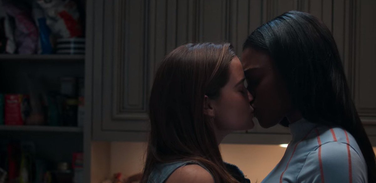 지금 이 드라마 두 집안의 딸래미들 딸래미랑 아들 그리고 엄마들까지 이러고 있습니다 퍼스트킬 진짜 대단한 드라마입니다Translate post