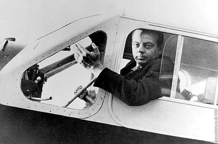 ADNFatalLibro's tweet photo. 29 de junio 1900. Nace Antoine de Saint-Exupéry, escritor y aviador francés, autor de obras como “El Principito” (Le Petit Prince). El año 1926 marcó un giro decisivo en su vida: publicó su narración breve El aviador en la prestigiosa revista literaria Le Navire d'Argent. https://t.co/MHdAIq3Bp6