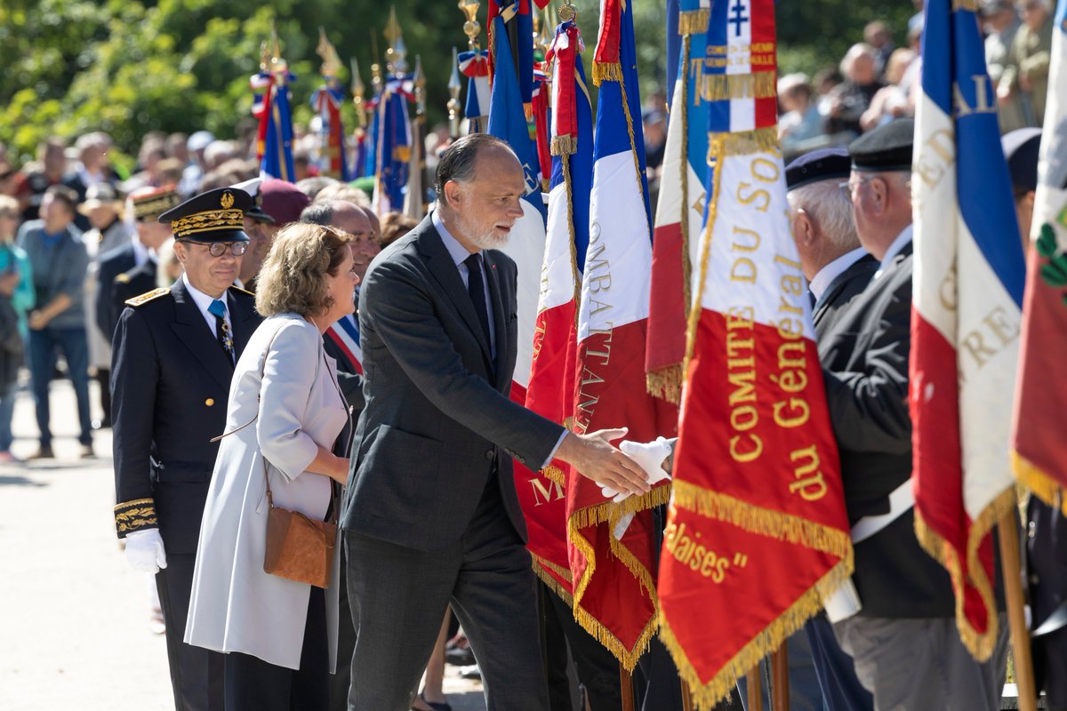 LeHavreMetro's tweet photo. Souvenons-nous… 🔥🕊️
La commune de #SaintJouinBruneval célébre le 80e anniversaire de l’#OperationBiting et la mémoire des 120 parachutistes britanniques tombés dans la nuit du 27/28 février 1942, en présence des autorités civiles et militaires des deux pays 🇬🇧🇫🇷. https://t.co/VwJVi5jO9u