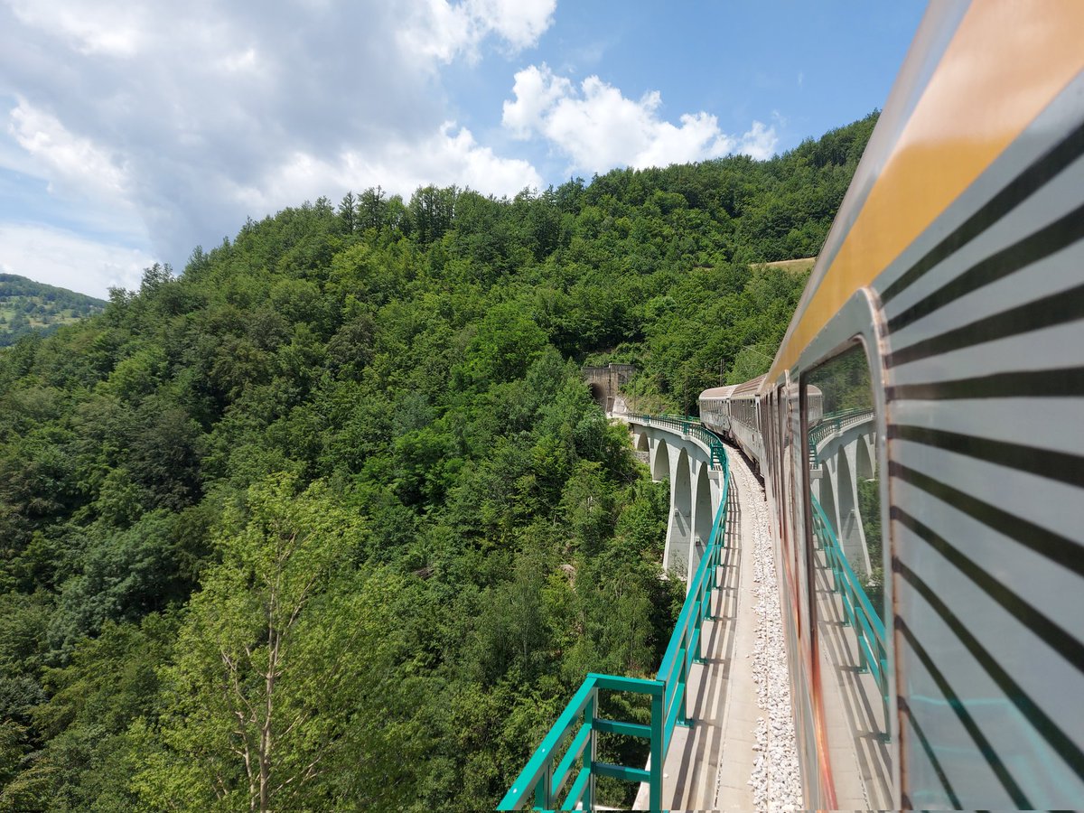 trenesmania's tweet photo. Ahir va tocar fer una ruta que tenia pendent des d'abans de la pandèmia: Bar 🇲🇪 - Beograd 🇷🇸 en tren. 

476 quilòmetres, 253 túnels, 435 viaductes i 11 hores de viatge a través dels espectaculars paisatges dels Balcans!

Som-hi amb el #BalkanExpress! 🚂 https://t.co/ybsTzLBlkG