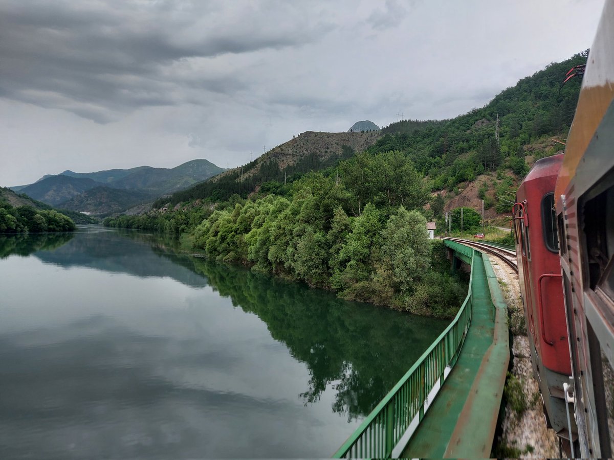 trenesmania's tweet photo. Ahir va tocar fer una ruta que tenia pendent des d'abans de la pandèmia: Bar 🇲🇪 - Beograd 🇷🇸 en tren. 

476 quilòmetres, 253 túnels, 435 viaductes i 11 hores de viatge a través dels espectaculars paisatges dels Balcans!

Som-hi amb el #BalkanExpress! 🚂 https://t.co/ybsTzLBlkG